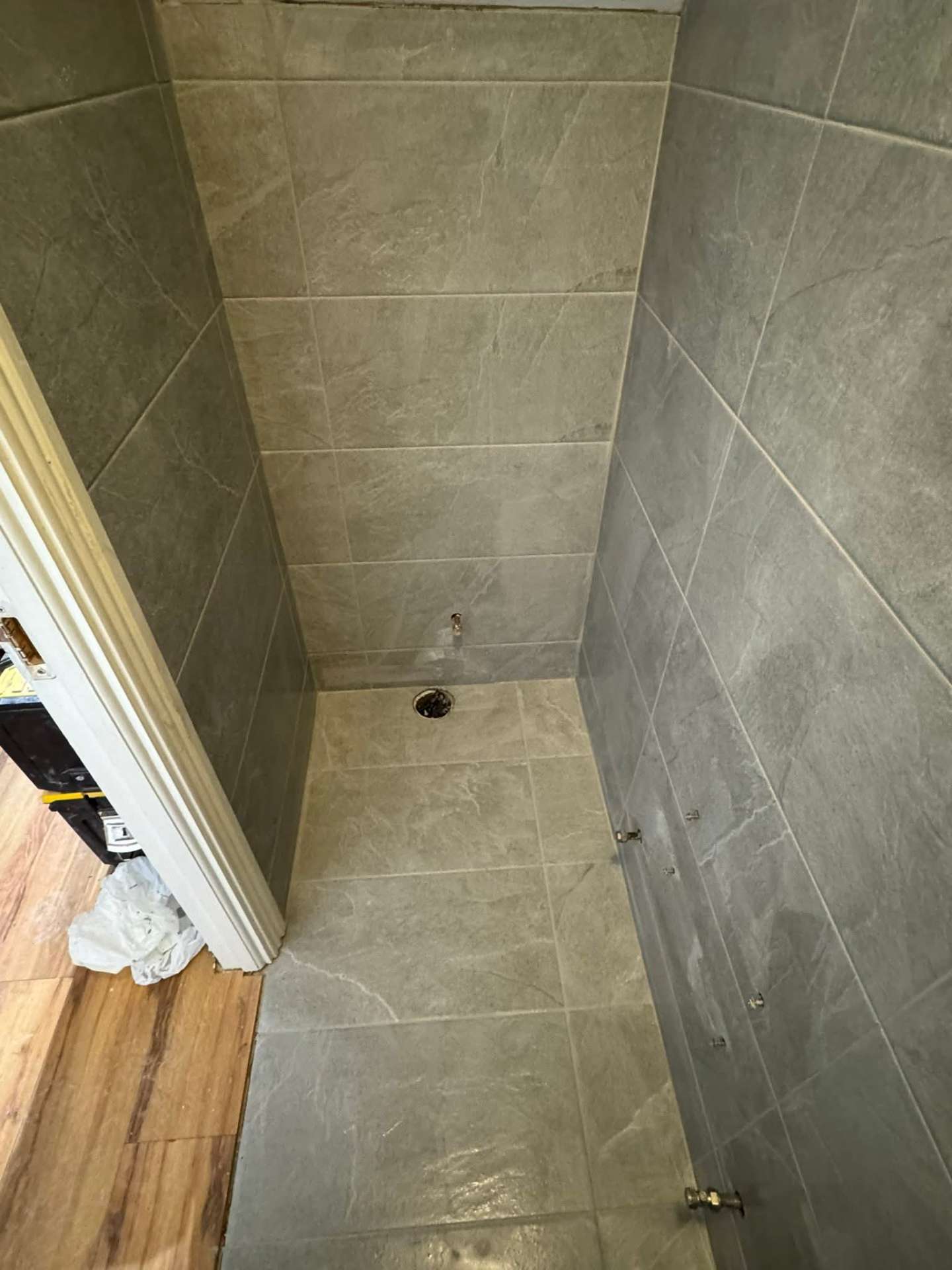 Stone-effect shower wall — finished